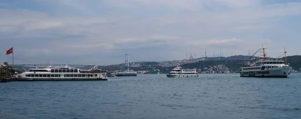 Istanbul, Türkiye'de Boğaziçi Köprüsü yakınındaki liman Ferry — Stok fotoğraf