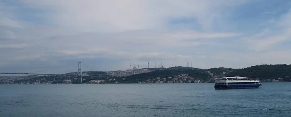Färja från Istanbuls Europeiska sida på väg till Asien, med Bosporenbron — Stockfoto