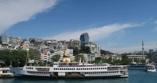 トルコ、イスタンブールのボスポラス海峡でカラコイ フェリー駅 — ストック写真