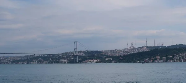 Boğaz Köprüsü ve boğazı savaş gemileriyle Avrupa yan, İstanbul, Türkiye'de görüldüğü gibi — Stok fotoğraf