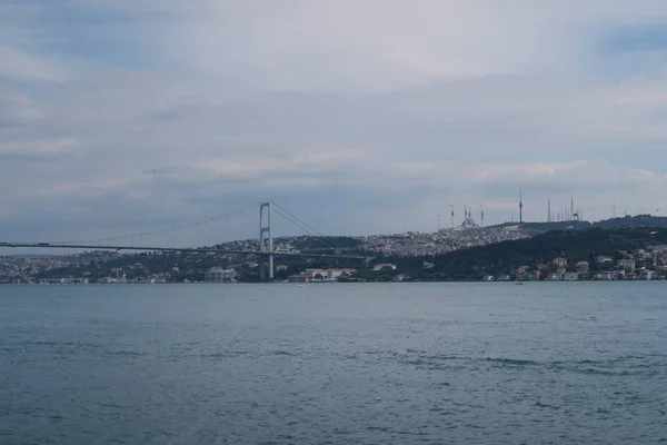 ボスポラス橋と船、トルコのイスタンブールの欧州側から見た海峡 — ストック写真