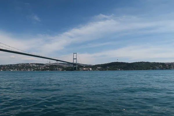 Boğaz Köprüsü ve Ortaköy Camii Istanbul, Türkiye'den görüldüğü gibi Boğazı — Stok fotoğraf