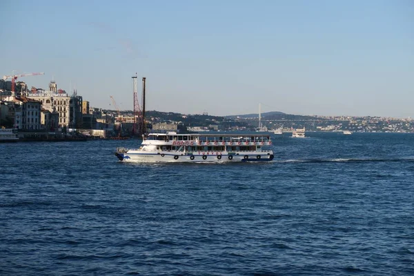 Ferry se dirige desde el Bósforo al Cuerno de Oro en Estambul, Turquía Fotos De Stock Sin Royalties Gratis