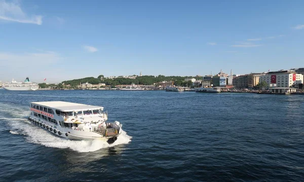 Ferry cerca de Puente Galata en Estambul, Turquía Imagen De Stock