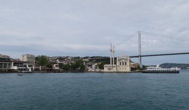 Ortaköy Camii, Boğaziçi Köprüsü ve boğazı savaş gemileriyle Avrupa yan, İstanbul, Türkiye'de görüldüğü gibi