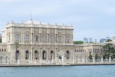 Türkiye'de bir Bosphorus feribot dan görüldüğü gibi Istanbul'da Osmanlı Dolmabahçe Sarayı