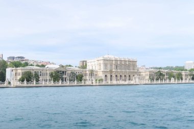 Türkiye'de bir Bosphorus feribot dan görüldüğü gibi Istanbul'da güzel Dolmabahçe Sarayı