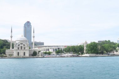 Türkiye'de bir Bosphorus feribot dan görüldüğü gibi Istanbul'da ünlü Dolmabahçe Camii