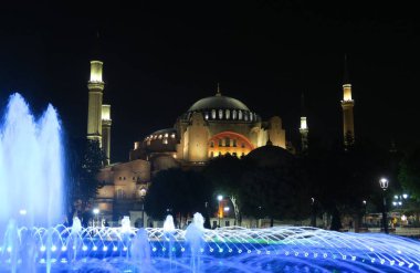 Çeşme önünde Ayasofya Müzesi, gece, Istanbul, Türkiye