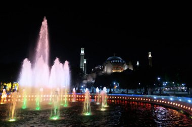 Çeşme önünde Ayasofya Müzesi, gece, Istanbul, Türkiye