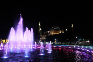 Istanbul, Türkiye'de gece, 1.500 yıl eski Ayasofya Müzesi önünde Çeşme