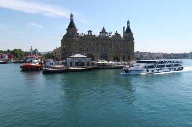Kadıköy, sembol Simgesel Yapı Istanbul, Türkiye'nin Haydarpaşa Tren Station civarındaki feribot