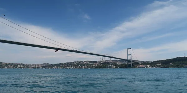 Boğaz Köprüsü ve Boğazı, Ortaköy Camii Istanbul, Türkiye'den görüldüğü gibi