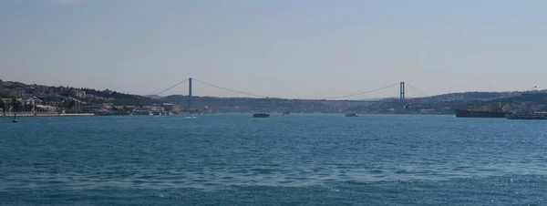 Berühmte Bosporus-Brücke und Meerenge mit Schiffen, von der europäischen Seite Istanbuls aus gesehen, in der Türkei — Stockfoto