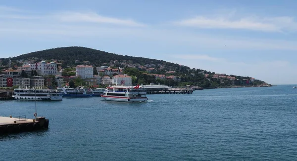 이스탄불, 터키 근처 Marmara 바다에 왕자 섬 Buyukada에 아름 다운 포트 — 스톡 사진