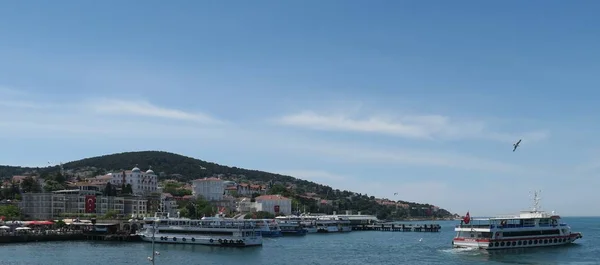 Ferry en Prince Island Buyukada en el Mar de Mármara, cerca de Estambul, Turquía — Foto de Stock