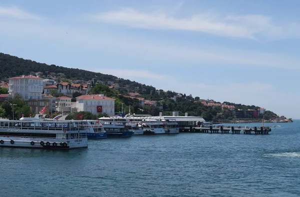 Puerto en Prince Island Buyukada en el Mar de Mármara, cerca de Estambul, Turquía — Foto de Stock