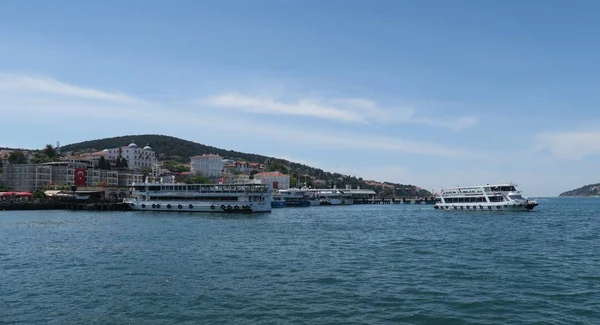 Isla Príncipe Buyukada en el Mar de Mármara, cerca de Estambul, Turquía — Foto de Stock