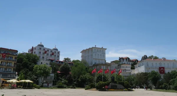 El hermoso puerto de Prince Island Buyukada en el mar de Mármara, cerca de Estambul, Turquía — Foto de Stock