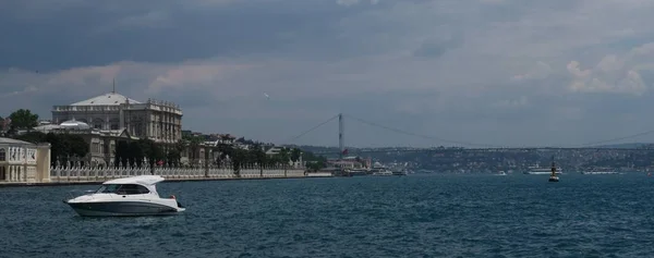 Дворец Долмабахче, Боспорский мост и паром, как видно из стамбульского Олдтауна Султанахмет, Турция — стоковое фото