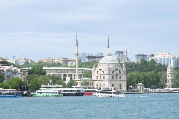 Dolmabahce moskén i Istanbul sett från en Bosphorus färjan, i Turkiet — Stockfoto
