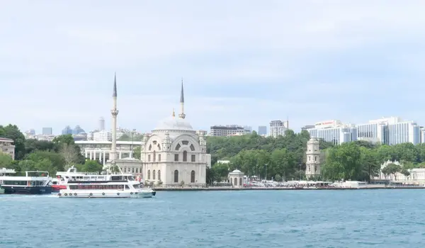 Vackra Dolmabahce moskén i Istanbul sett från en Bosphorus färjan, i Turkiet — Stockfoto