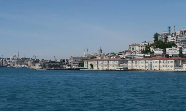 Panorama Vista de Istambul Galata e Beyoglu vista do Estreito do Bósforo, Turquia — Fotografia de Stock