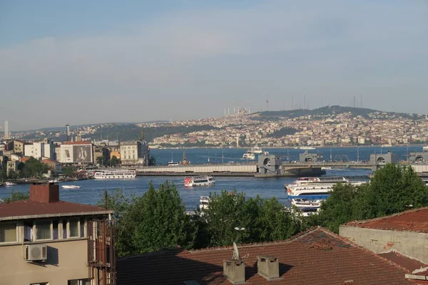 View from Suleymaniye Camii Mosuqe at the Bosphorus and Galata Bridge in Istanbul, Turkey — Stock Photo, Image