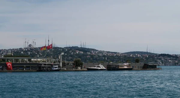 Остров Галатасарай к северу от Босфорского моста в Стамбуле, снятый с парома — стоковое фото