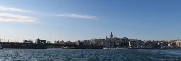 Panorama della Torre di Galata, una nave e il Corno d'Oro, Vista da Istanbuls Oldtown Sultanahmet, Turchia — Foto Stock