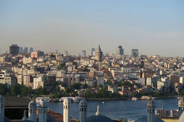 Uitzicht vanaf de Suleymaniye moskee op de Galata toren en de Gouden Hoorn in Istanboel, Turkije — Stockfoto