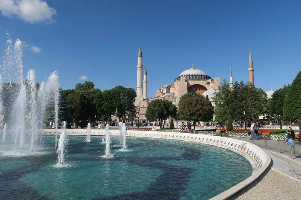 Çeşme ve Park önünde Ayasofya Müzesi, Istanbul, Türkiye