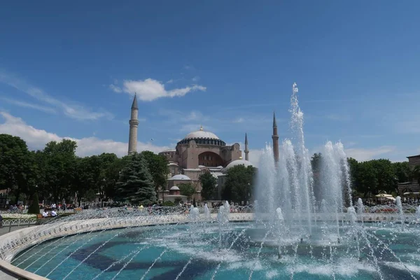 Istanbul 'da Ayasofya Müzesi 'nde Çeşme ve Park