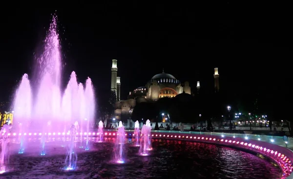 Çeşme önünde Ayasofya Müzesi, gece, Istanbul, Türkiye