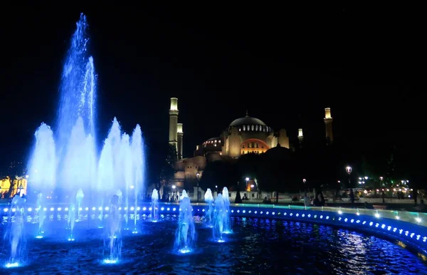 Çeşme önünde Ayasofya Müzesi, gece, Istanbul, Türkiye