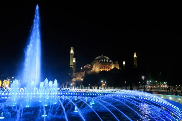 Gece, 1.500 yıl eski Ayasofya Müzesi önünde ble Çeşme, Istanbul, Türkiye