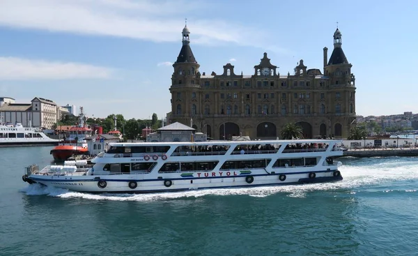 Haydarpaşa Tren İstasyonu ve limana Kadıköy, Istanbul, Türkiye'nin sembolü Landmark feribot