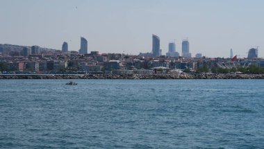 Istanbul, Türkiye - Kadıköy Marmara Denizi'nde feribot dan görüldüğü gibi ilçe
