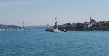 Istanbul, Türkiye'de Boğaziçi Köprüsü ile bakireleri kule - Kizkulesi veya Leandertower olarak da bilinir-