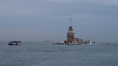 Istanbul, Türkiye'de Boğaziçi Köprüsü ile bakireleri kule - Kizkulesi veya Leandertower olarak da bilinir-