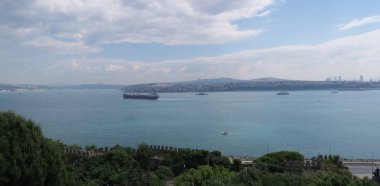 Boğaziçi, Istanbul, Türkiye'de geçen büyük kargo konteyner gemisi