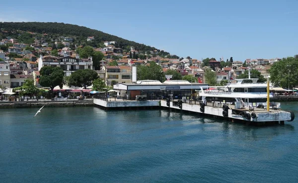 Porto di Prince Island Heybeliada nel Mar di Marmara, Istanbul, Turchia — Foto Stock