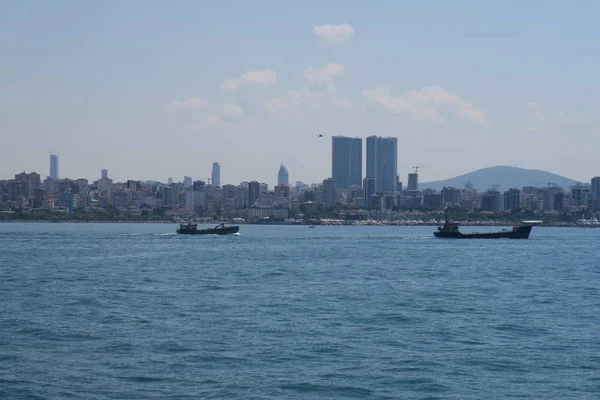 Istanbul, Türkiye - Kadıköy Marmara Denizi'nde feribot dan görüldüğü gibi ilçe
