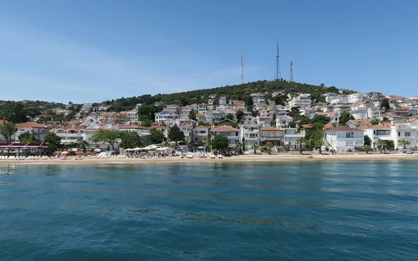 Kınalıada, Istanbul - Prens Adası Kinali bağlantı noktası ve Marmara Denizi yakınındaki The Beach