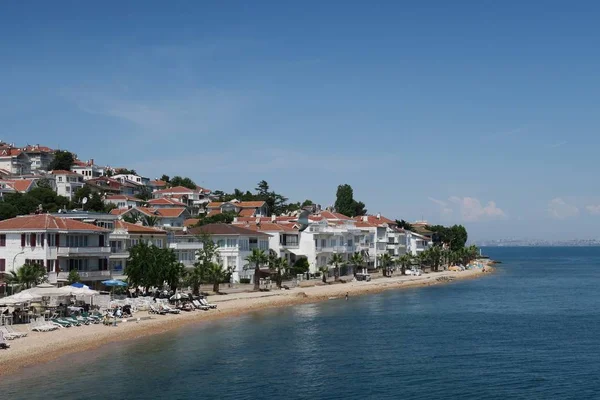 Kınalıada, Istanbul - Prens Adası Kinali bağlantı noktası ve Marmara Denizi yakınındaki The Beach