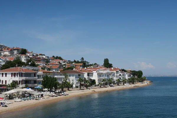 Киналиада, Стамбул - Пляж возле порта острова Князь Кинали и Мраморного моря — стоковое фото