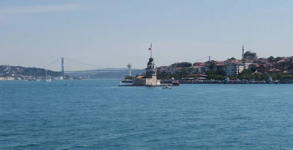 Torre delle vergini - conosciuta anche come Kizkulesi o Leandertower - a Istanbul, Turchia con ponte sul Bosforo — Foto Stock