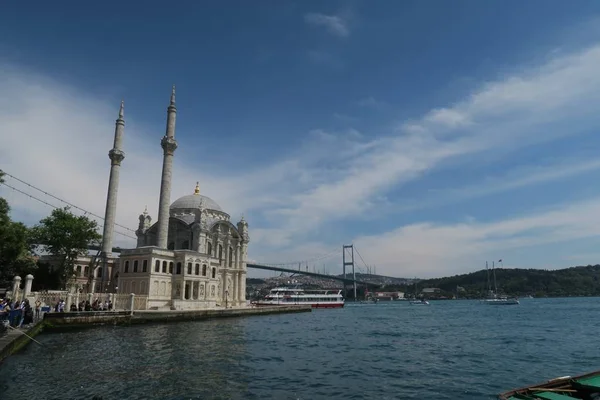 Ortaköy Camii ile Boğaz Köprüsü - Avrupa ve Asya, Istanbul, Türkiye arasındaki bağlantı