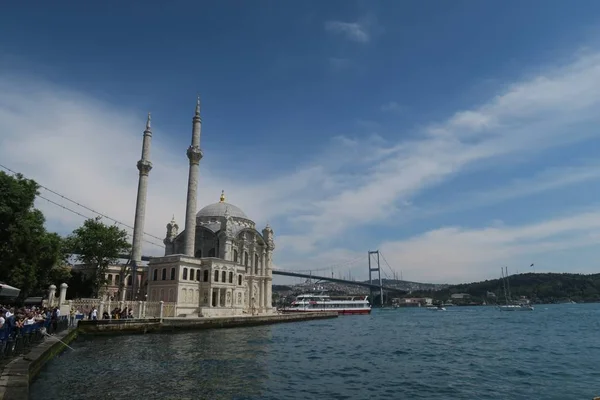 Mesquita Ortakoy famosa com ponte do Bósforo - Conexão entre a Europa e a Ásia em Istambul, Turquia — Fotografia de Stock