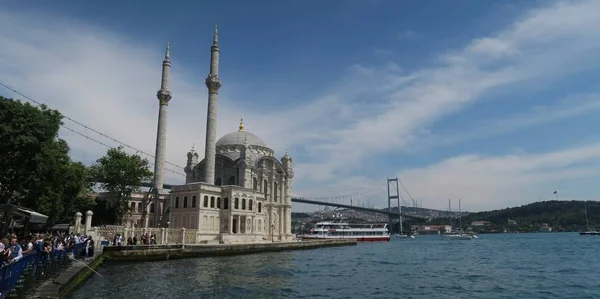 Ortaköy Camii ile Boğaz Köprüsü - Avrupa ve Asya, Istanbul, Türkiye arasındaki bağlantı — Stok fotoğraf